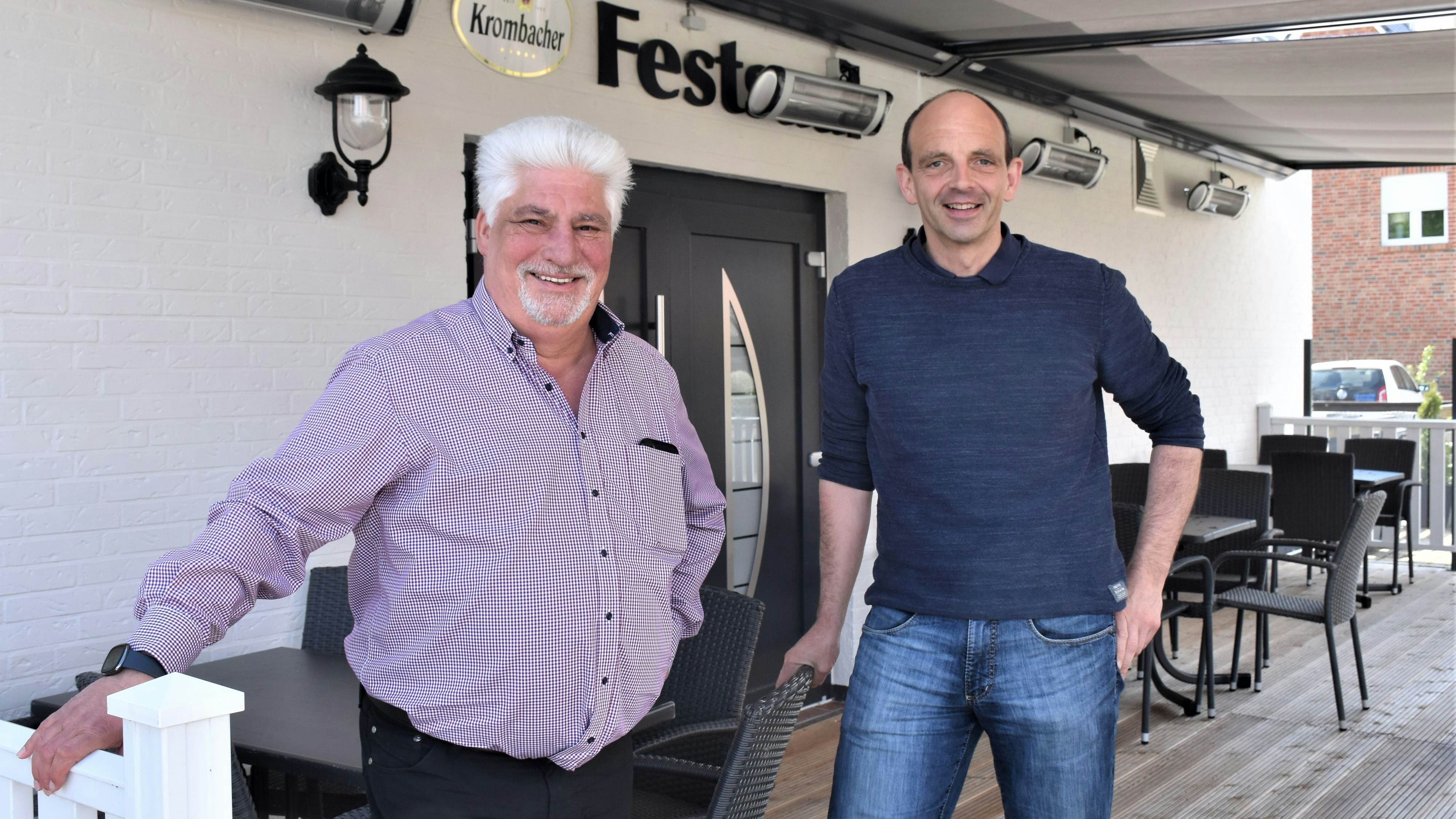 Freuen sich auf die Schanko-Wiederöffnung: Wirt Andreas Mählmann (links) und Vorstand Jürgen Schröder nehmen die neue gestaltete Terrasse unter die Lupe. Foto: Böckmann