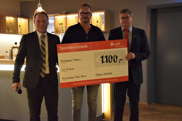 Statt Geschenke wünschte sich Frank Bittner eine Spende an Dinklusiv: 1100 Euro waren zusammengekommen, als Bittner den symbolischen Scheck übergab. Mittlerweile sind es 1400 Euro. 