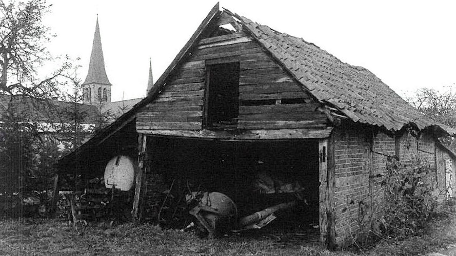 Das Foto zeigt die alte Scheune in der Dorfmitte mit der St.-Johannes-Kirche im Hintergrund. Foto: Archiv Heimatverein Bakum