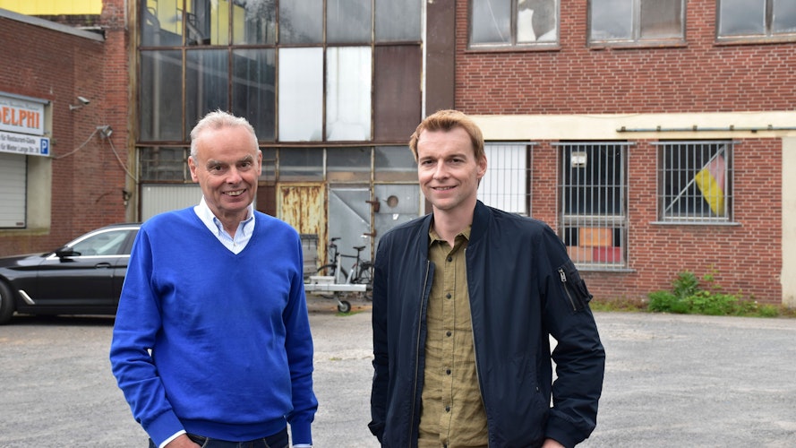 Guter Dinge: Georg und Jan Schewe (von links) wollen auf dem Gelände der ehemaligen Van-der-Wal-Weberei ein Wohnquartier errichten. Foto: Böckmann
