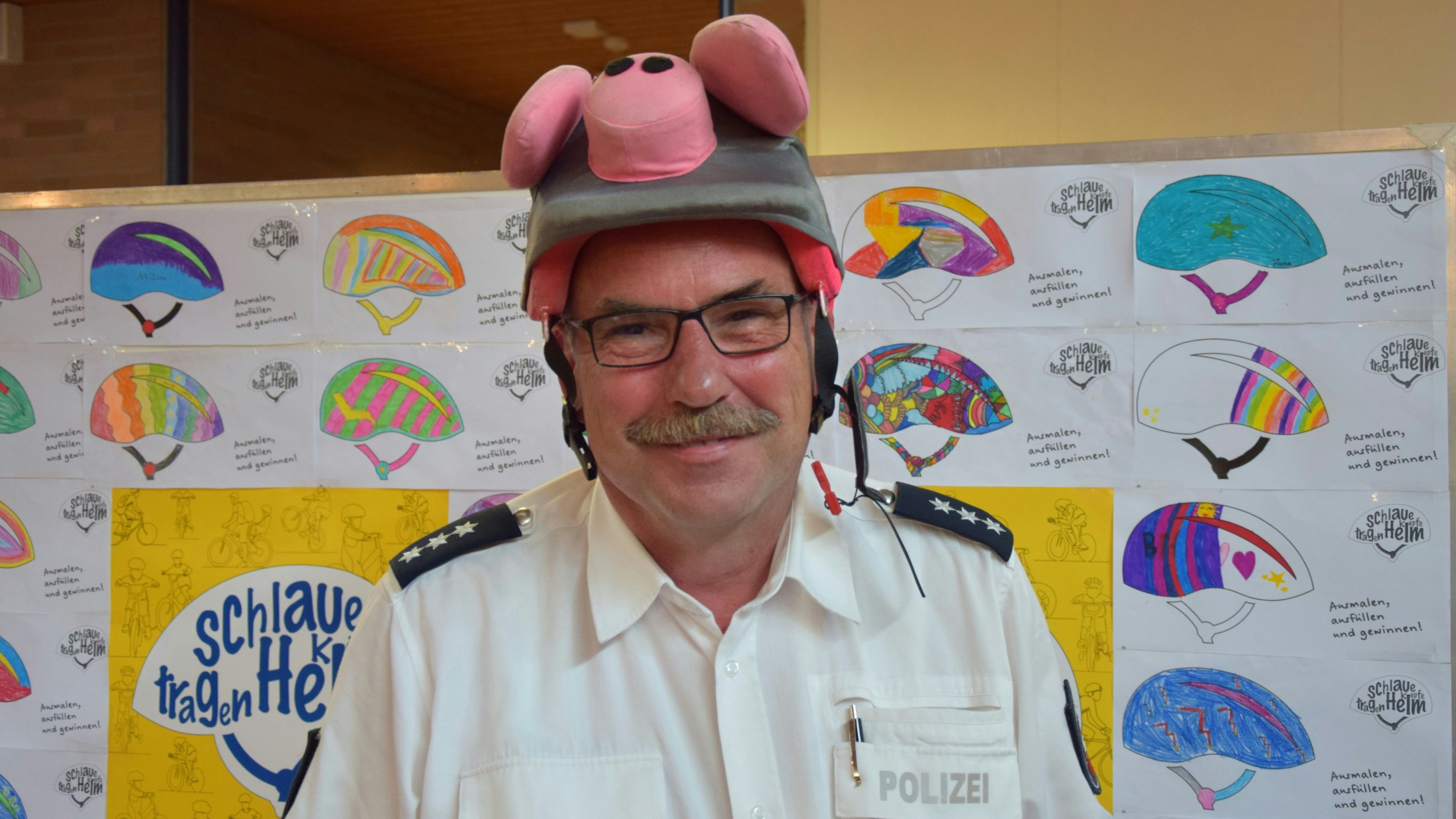 Schlauer Kopf: Polizeihauptkommissar Thomas Stransky zeigte den Kindern seinen ganz besonderen Helm. Foto: Hahn