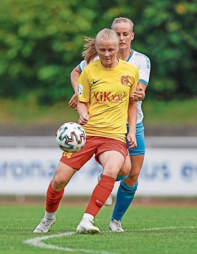 In ihrem Element: Die 18 Jahre alte Isabella Jaron vom SV Meppen (gelbes Trikot) schirmt den Ball geschickt vor ihrer Gegenspielerin ab. Foto: SV MeppenScholz