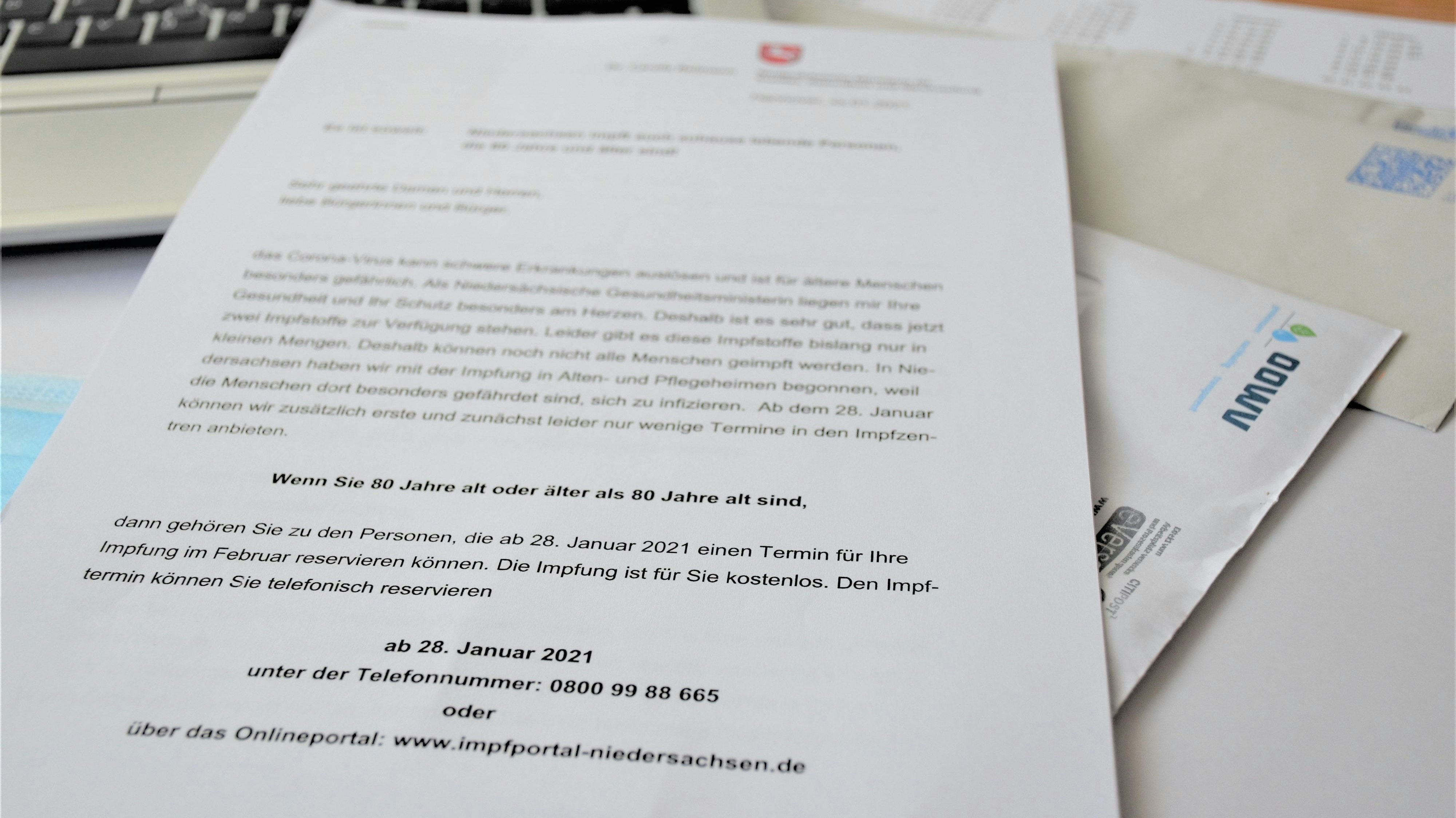 Das Schreiben des Landes Niedersachsen soll über das Prozedere für die Vereinbarung eines Impftermins aufklären. Foto: Kühn