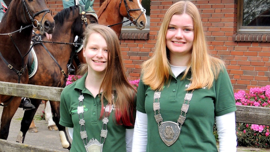 Schwestern auf dem Thron: Jugendprinzessin Lea Mekelnborg (rechts) und Schülerprinzessin Mia Mekelnborg. Foto: Morthorst