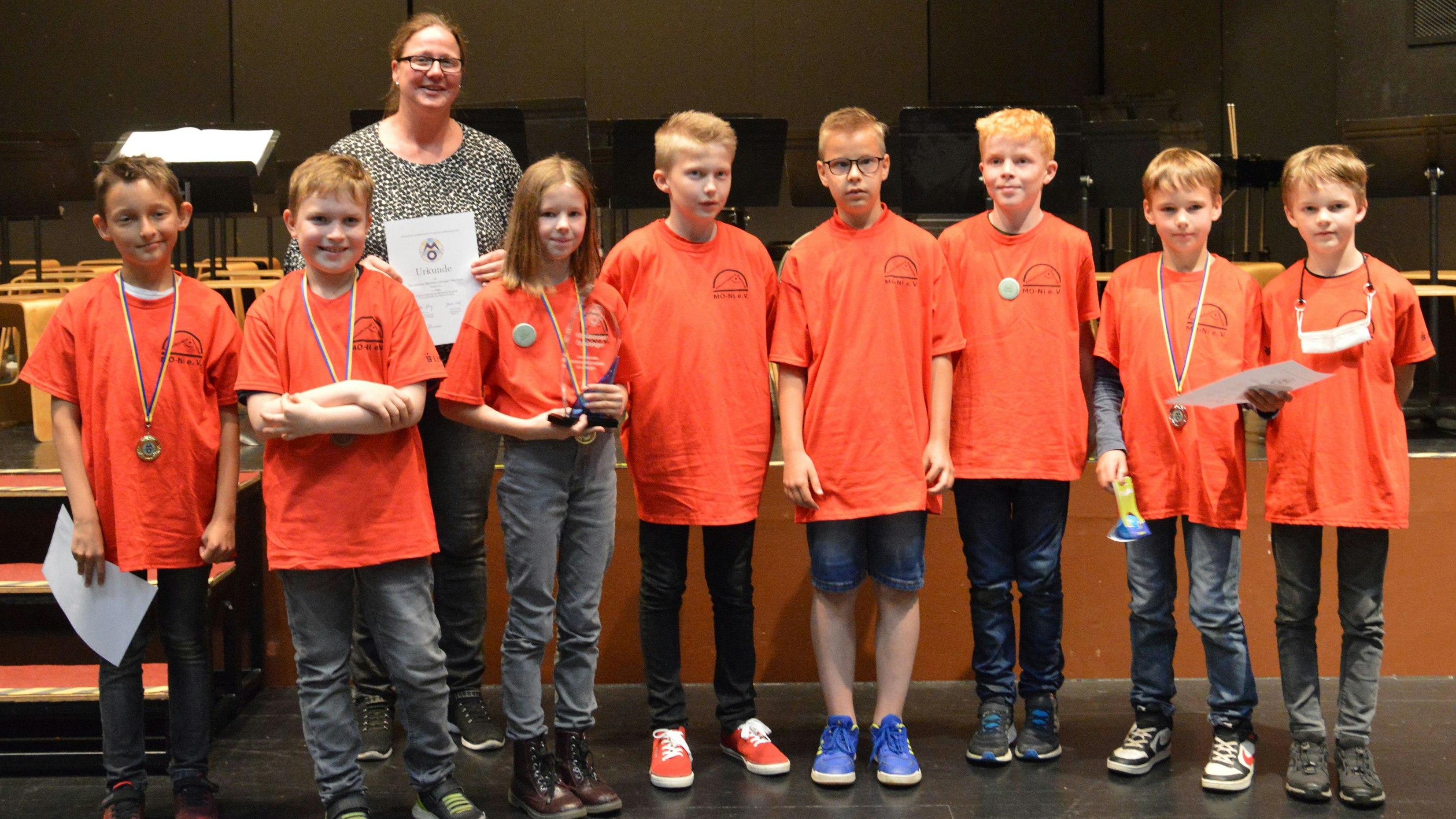 Holten sich den Wanderpokal: Die Grundschüler aus Wachtum wurden zum Schulsieger der Mathe-Olympiade gekürt. Foto: Wienken