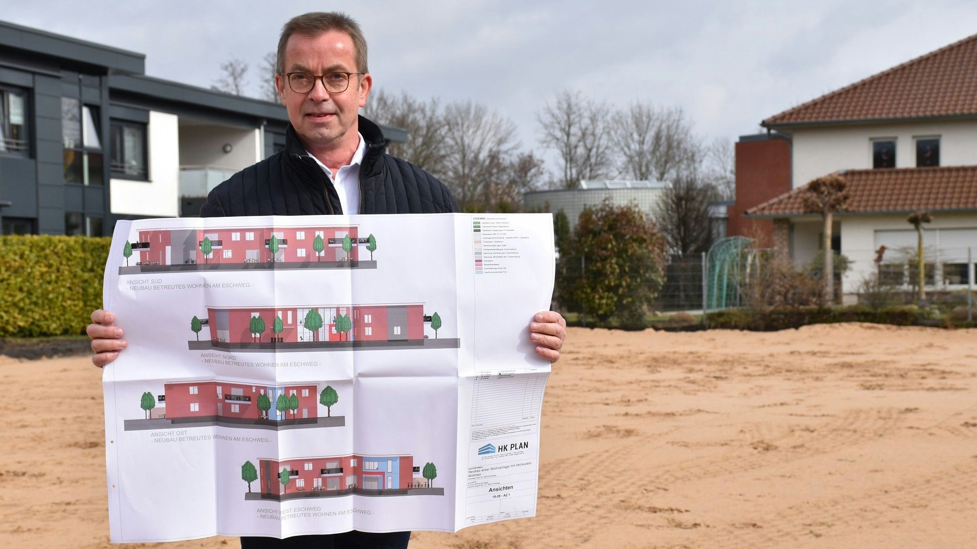 Mit den Entwürfen in der Hand: Stiftungsvorstand Werner Schulze freut sich auf den Neubau für betreutes Wohnen am Eschweg in Dinklage. Foto: Böckmann