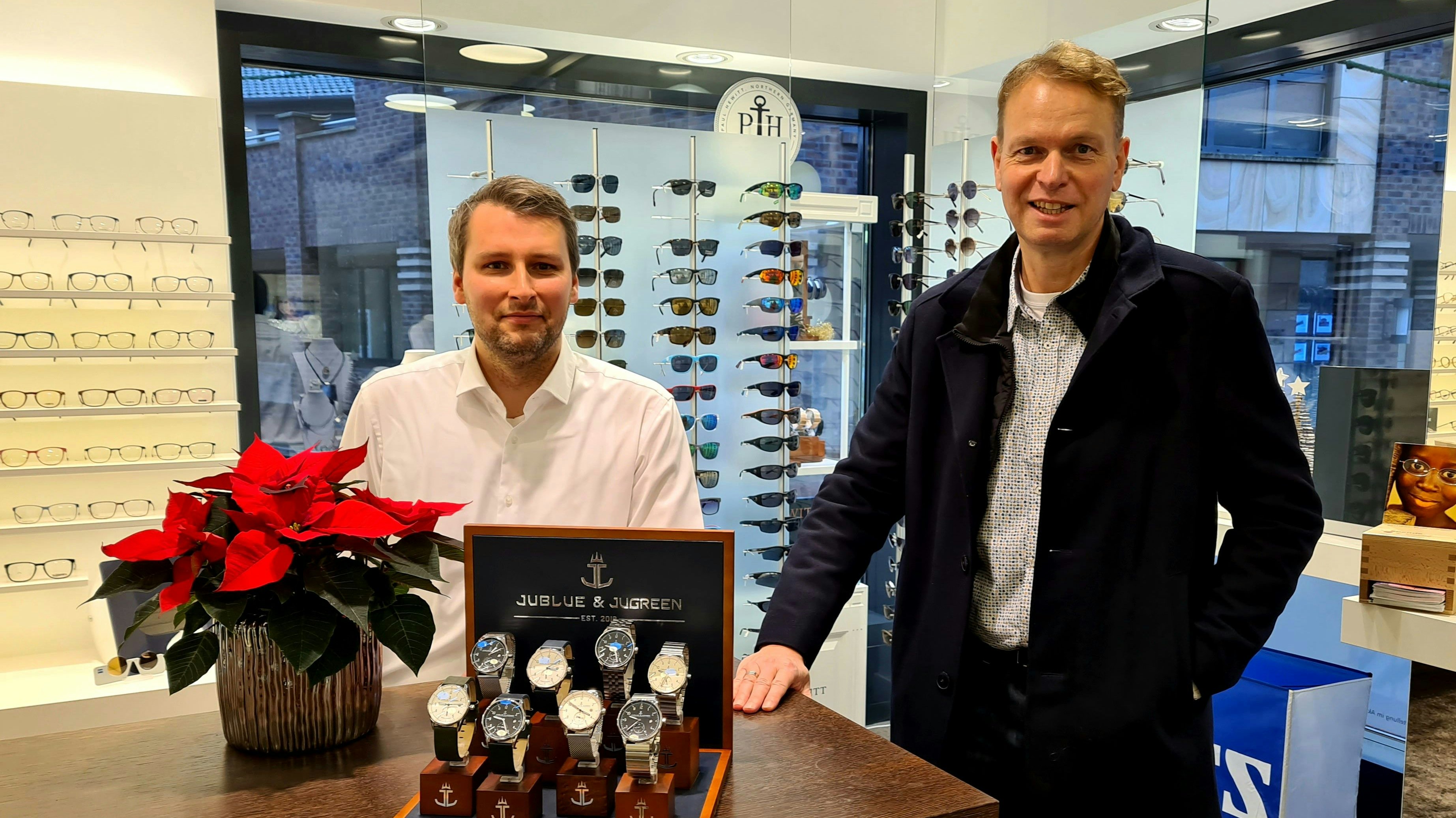 Der Label-Inhaber und der Uhrenexperte: Jürgen Kruse (rechts) verkauft seine recycelbaren Armbanduhren auch bei Mark Schumacher. Dieser findet: „Eine Topqualität.“ Foto: F.-J. Schumacher
