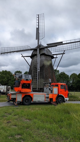 Im Einsatz: Die Mitarbeiter des niederländischen Mühlenbauers nutzen einen ausrangierten Leiterwagen. Foto: Wienken