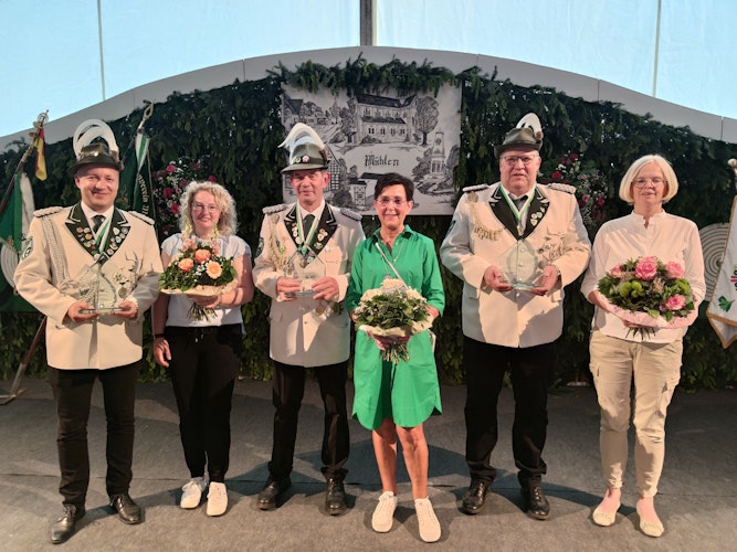 Ehrenmitglieder mit Ehrendamen: (von links) Michael und Stefanie Wolking, Ludger und Maria Vagelpohl, Felix und Doris Kolbeck. Foto: Röttgers
