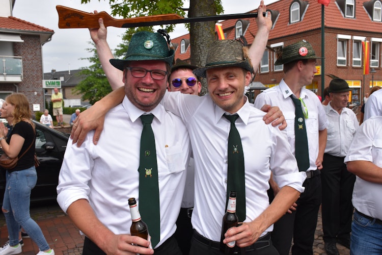 Gut drauf: Auch Daniel Koldehoff (links) und Bernd Prüllage wollen wieder Schützenfest feiern. Foto: Böckmann