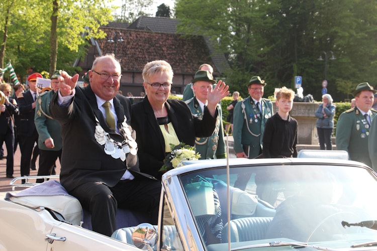 Strahlende Gesichter beim Festumzug: König Ludger Schwinefot und seine Frau Petra ließen sich in einem alten Ford Mustang zum Bomhof chauffieren. Foto: Speckmann