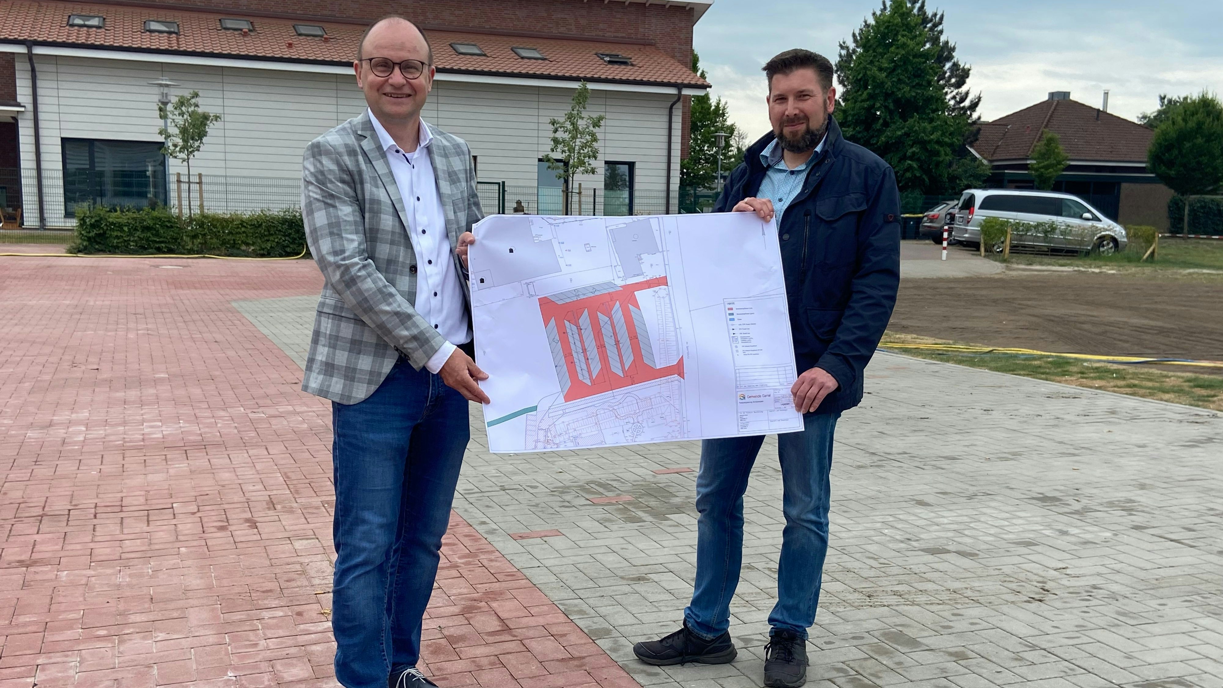 58 Parkplätze auf 3000 Quadratmetern: Thomas Höffmann (links) und Markus Banemann erklären das Einbahn-Parksystem auf dem Schützenplatz. Foto: Hoff
