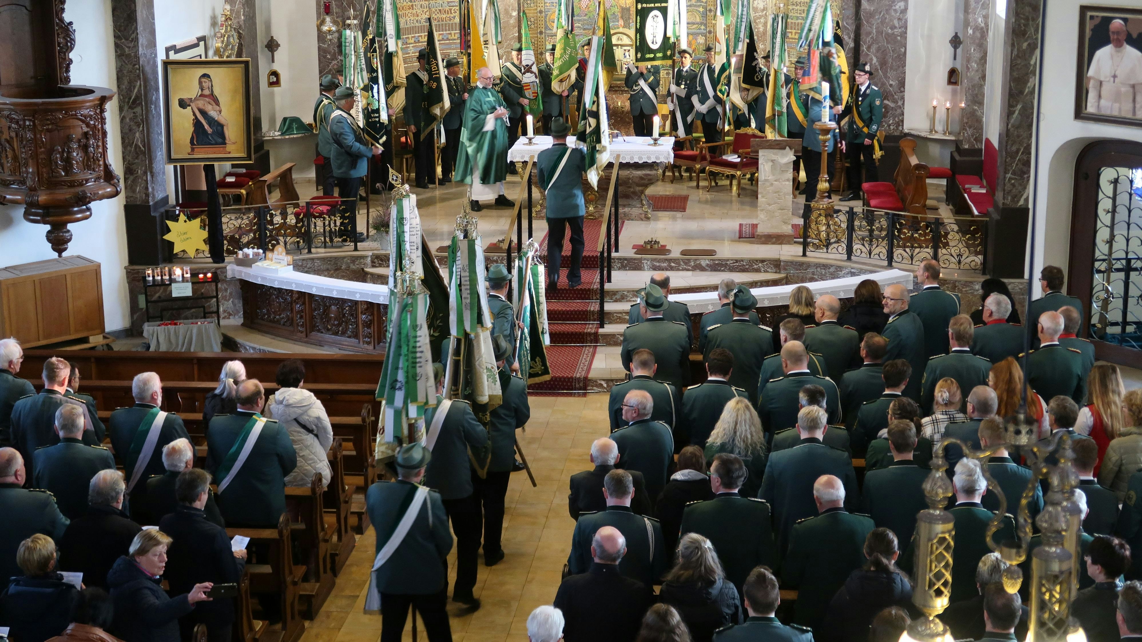 Mit Fanfaren und Flaggen: Einzug der Standarten und Fahnen der Bruderschaften in die voll besetzte Basilika. Foto: Dobelmann
