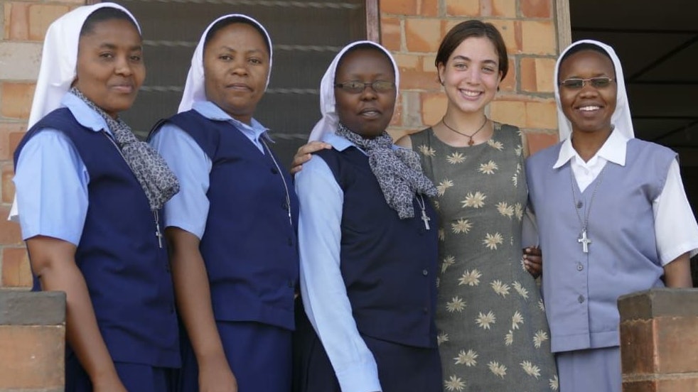 Fühlt sich willkommen: Hannah Bruckmann (2. von rechts) ist nach 2019 erneut in Buseesa bei den Schwestern Unserer Lieben Frau. Foto: privat