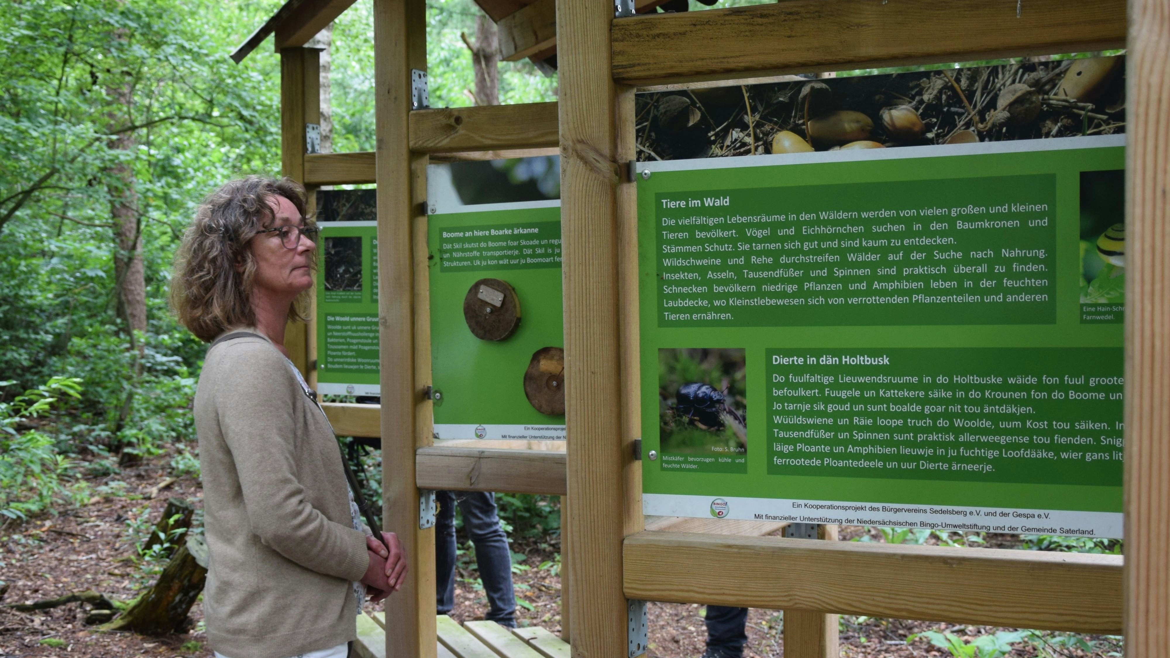 Waldbewohner: Hedwig Dohlen schaute sich die Infotafeln an, die Wissenswertes über die Tiere im Wald vermittelten. Foto: Hahn