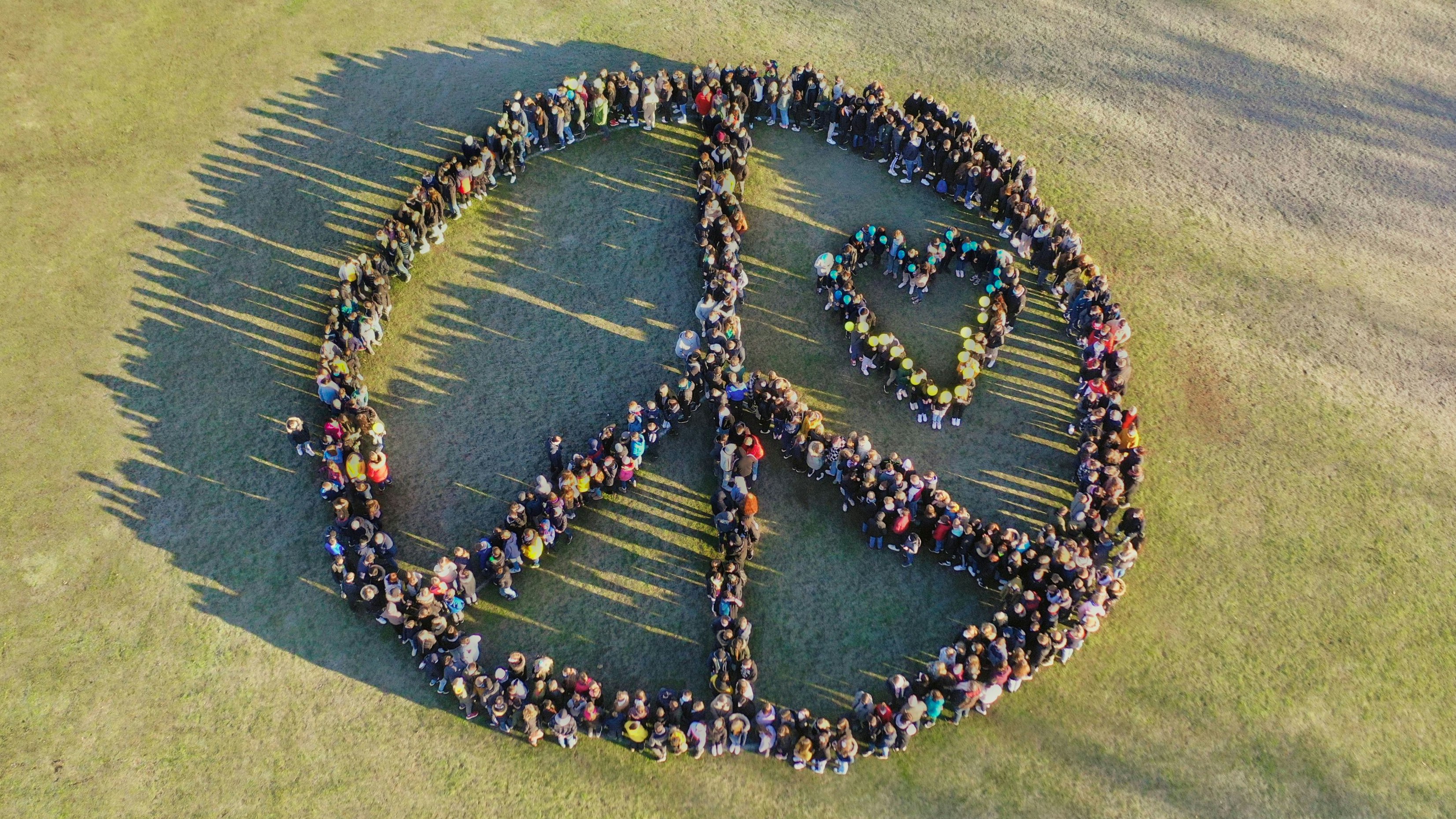 Aus der Luft ergibt das Peace-Zeichen der Realschüler ein eindrucksvolles Bild.&nbsp; &nbsp;Foto: Plaggenborg/Schiwyair