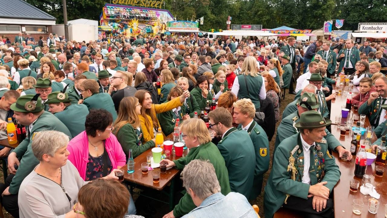 Der ganze Ort feiert mit: So sind die Schützenfeste im Oldenburger Münsterland. Foto: Matthias Niehues