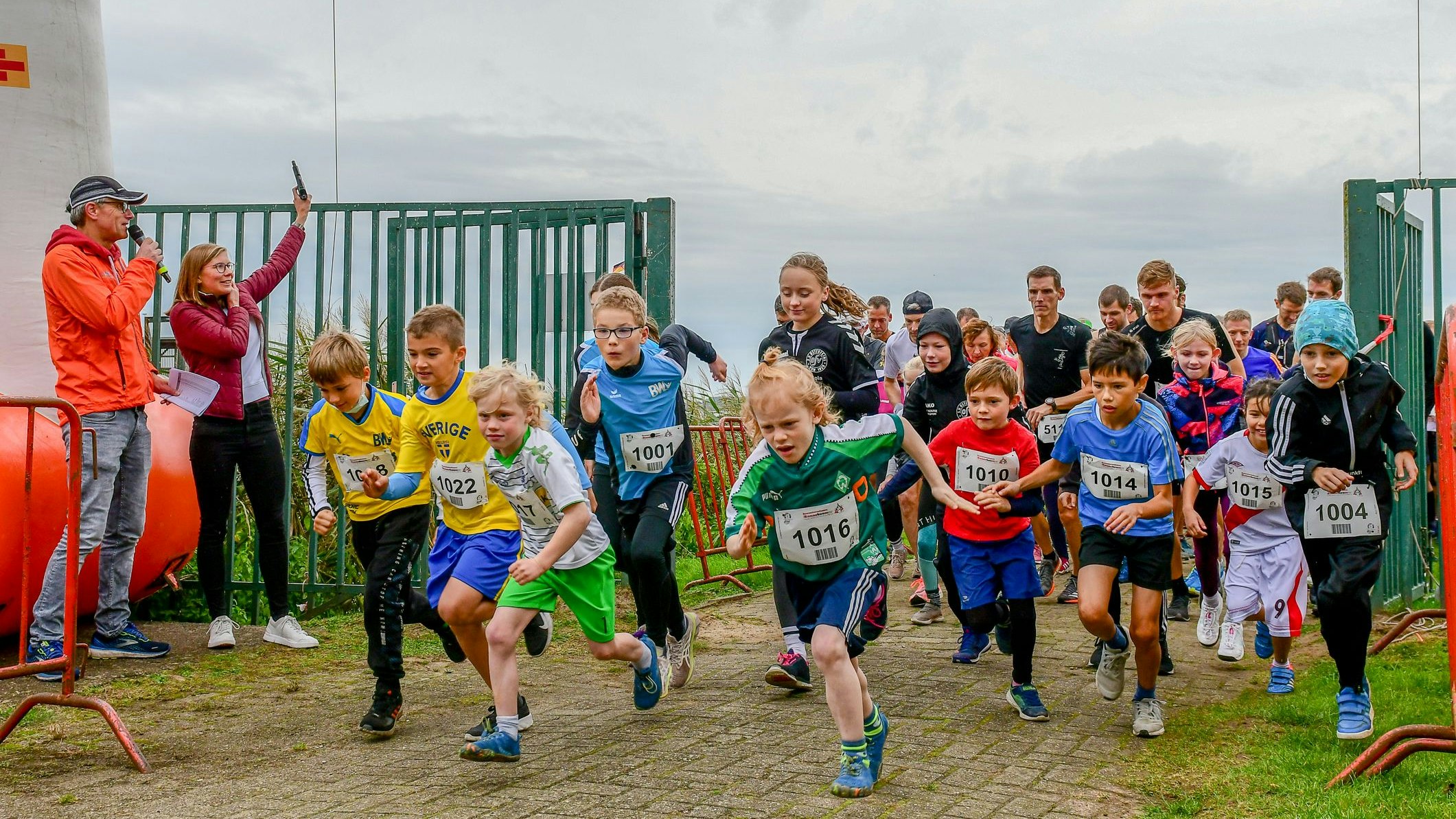 Kleine Läufer, großer Ehrgeiz: Katharina Stark (links) gibt den Startschuss für den Kinder- und den 18-Kilometer-Lauf. Foto: Frank Wenzel