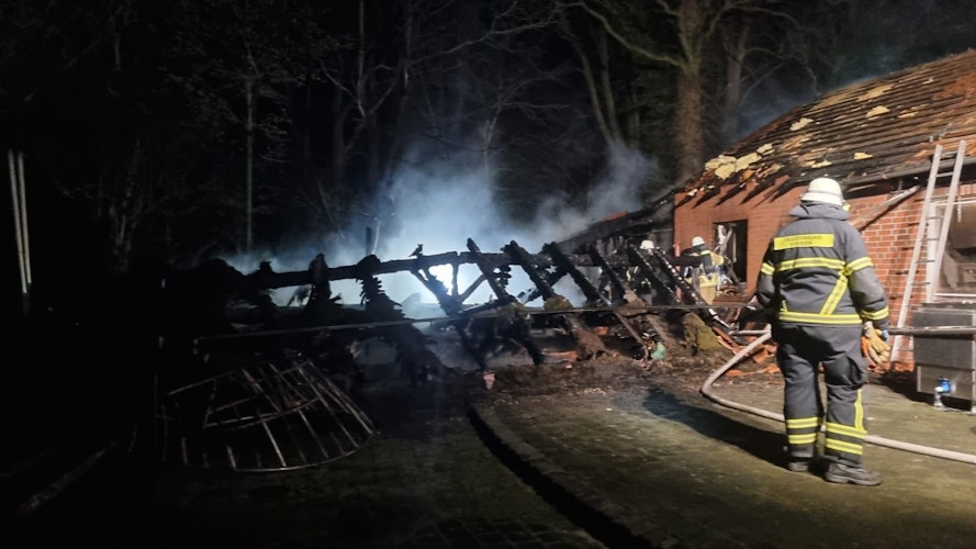 Die Holzüberdachung brannte völlig aus. Foto: Feuerwehr Visbek