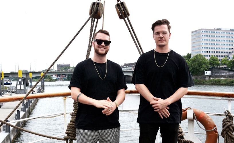 Professionell umgesetzt: Das international bekannte DJ-Duo von HAUZ und YouNotUs mit Gregor Sahm (links) und Tobias Bogdon produzierte den Song. Foto: F. Lenz