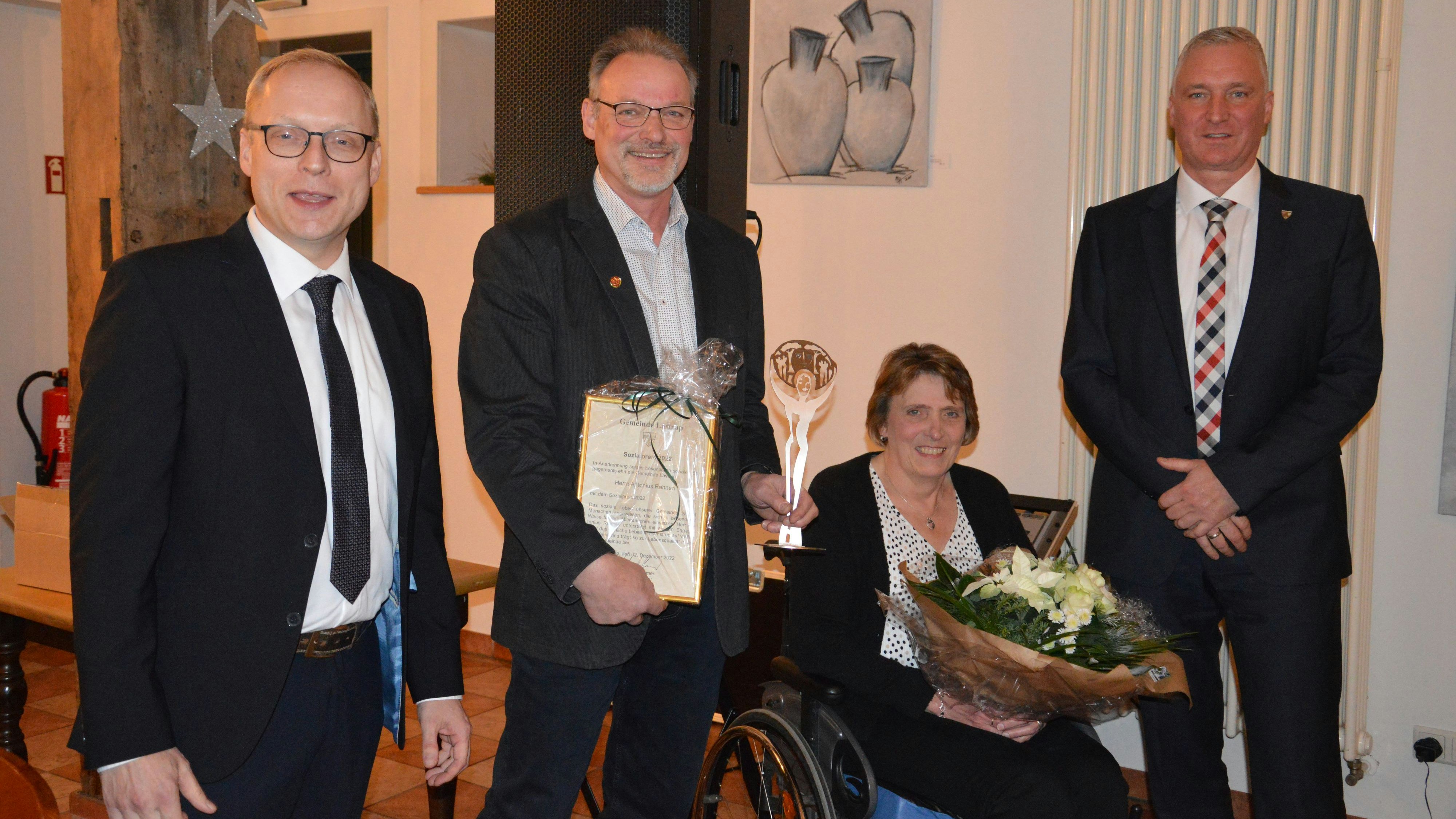 Geehrt: (von links) Ratsvorsitzender Dirk Rode-Böckmann gratuliert Antonius Rehnen und Ehefrau Ulla zum diesjährigen Sozialpreis mit Bürgermeister Michael Kramer. Foto: Wienken