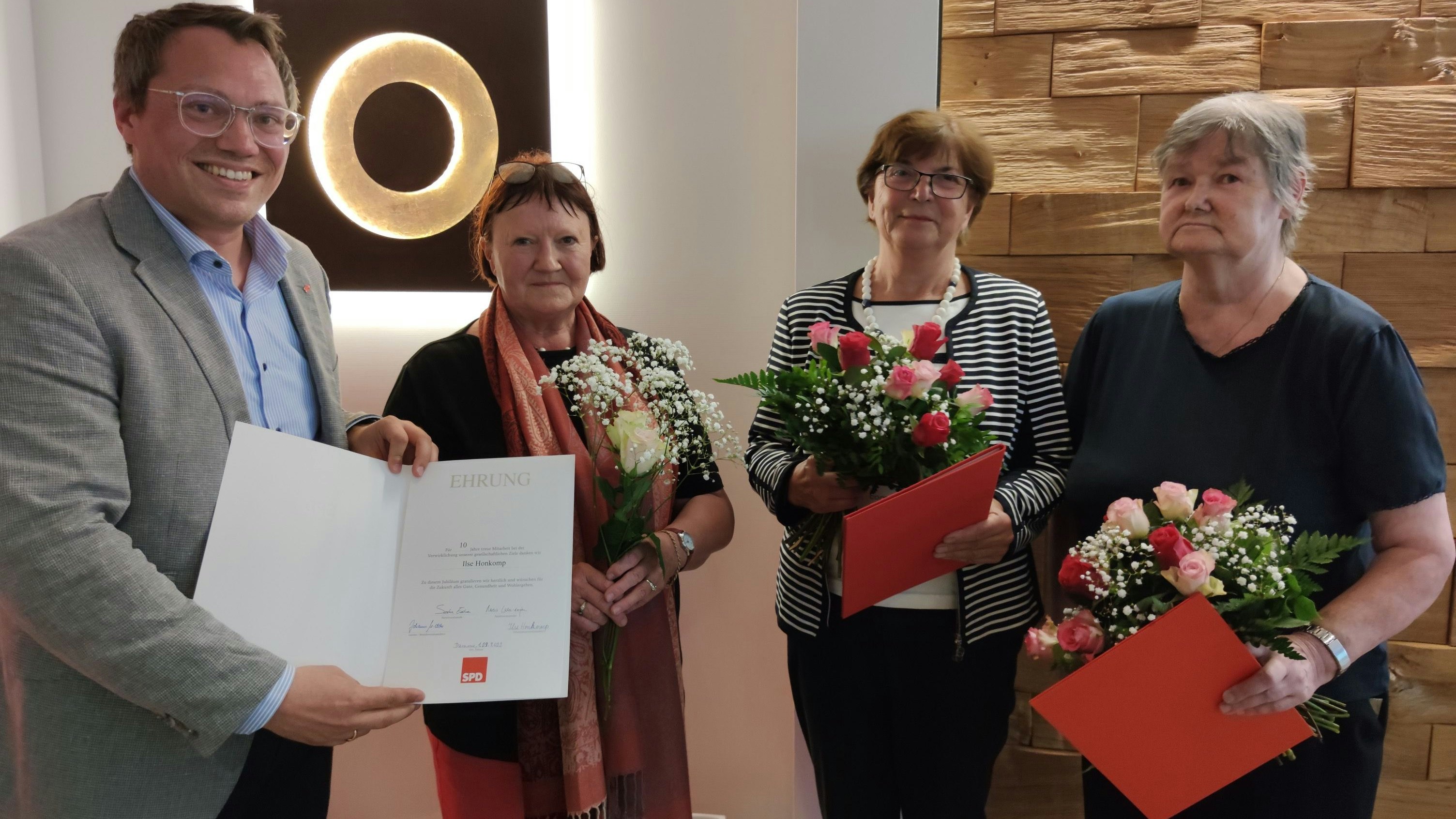 Für ihr Ehrenamt geehrt: (von links) Der SPD-Europa-Abgeordnete Tiemo Wölken gratuliert der SPD-Ortsvorsitzenden Ilse Honkomp für 10 und Christa Kessens sowie Waltraud Meyer für 40 Jahre Parteitreue. Foto: Röttgers