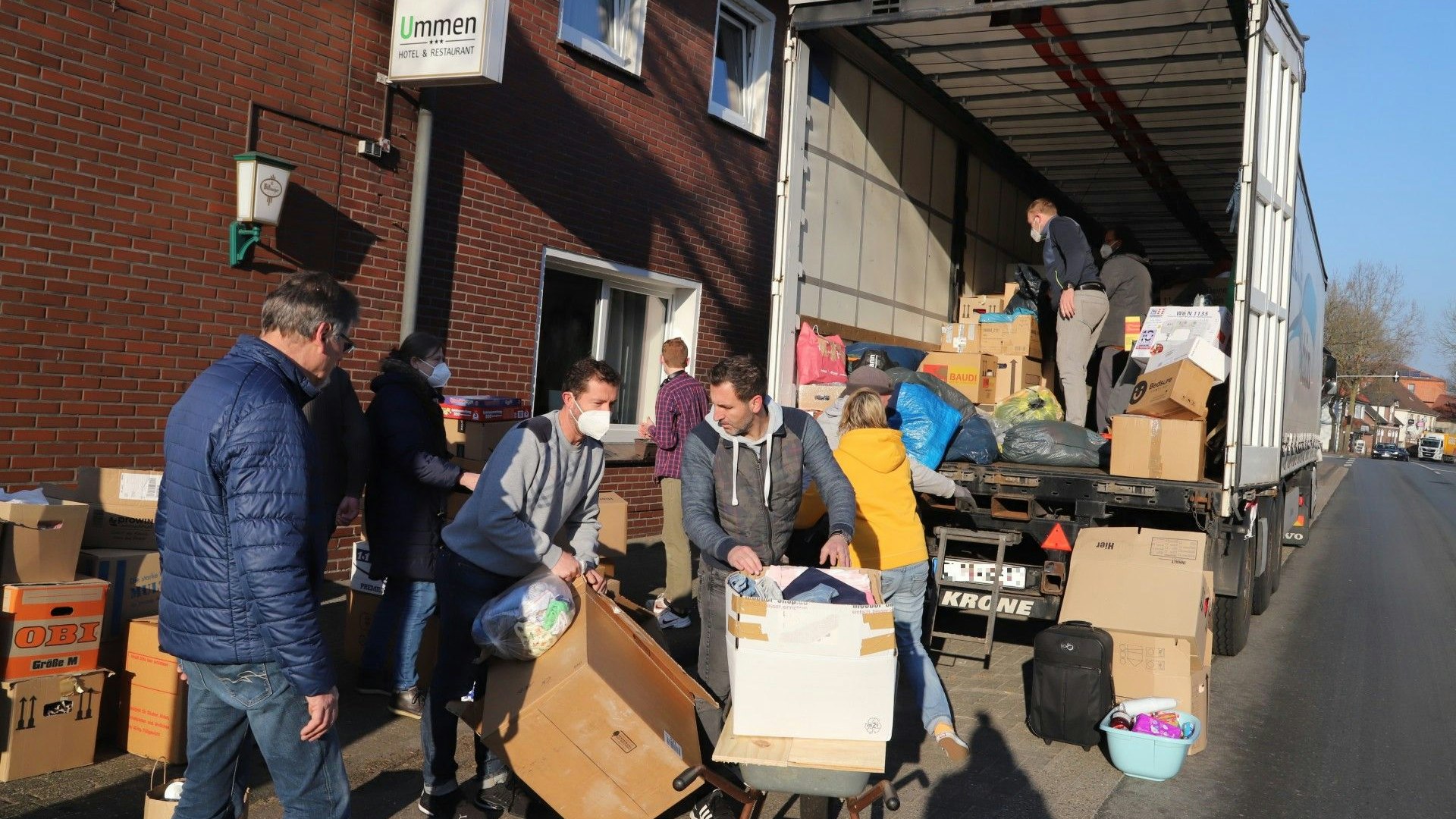 Schüler der Soeste-Schule Elisabethfehn und viel weitere freiwillige Helfer verstauten die Hilfsgüter in dem Lkw. Foto: C. Passmann