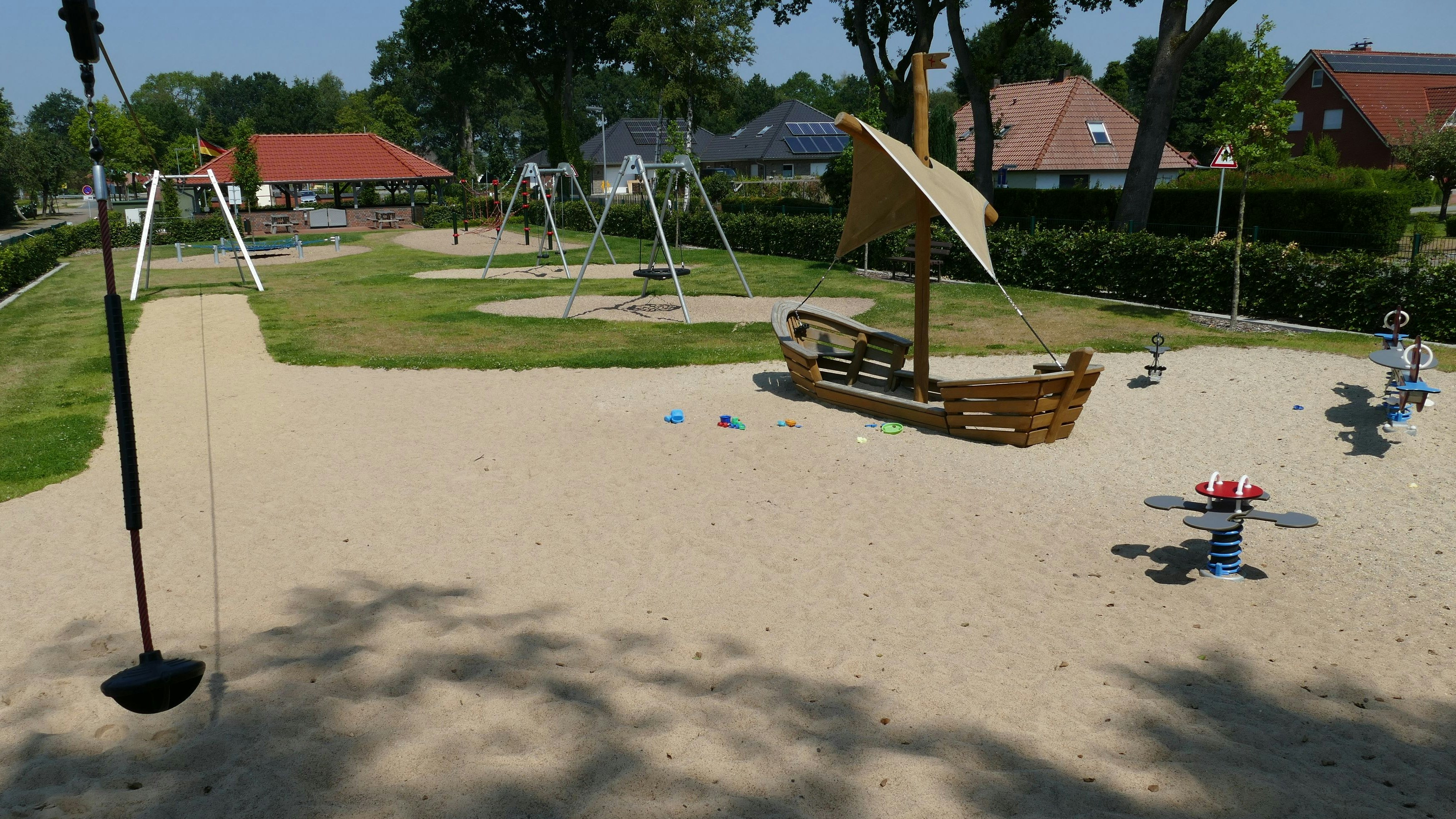 Große Auswahl: Mit Seilbahn, Trampolin und Kletternetz ist der Spielplatz in Kamperfehn gut ausgestattet. Hinzu kommen Tischtennisplatte, Kicker und jede Menge Sand.&nbsp; Foto: Stix