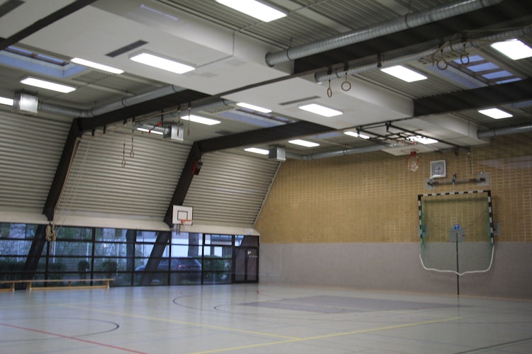 In den Sporthallen sind in den vergangenen Jahrzehnten schon Fußböden und Dachflächen erneuert worden.   Foto: Speckmann