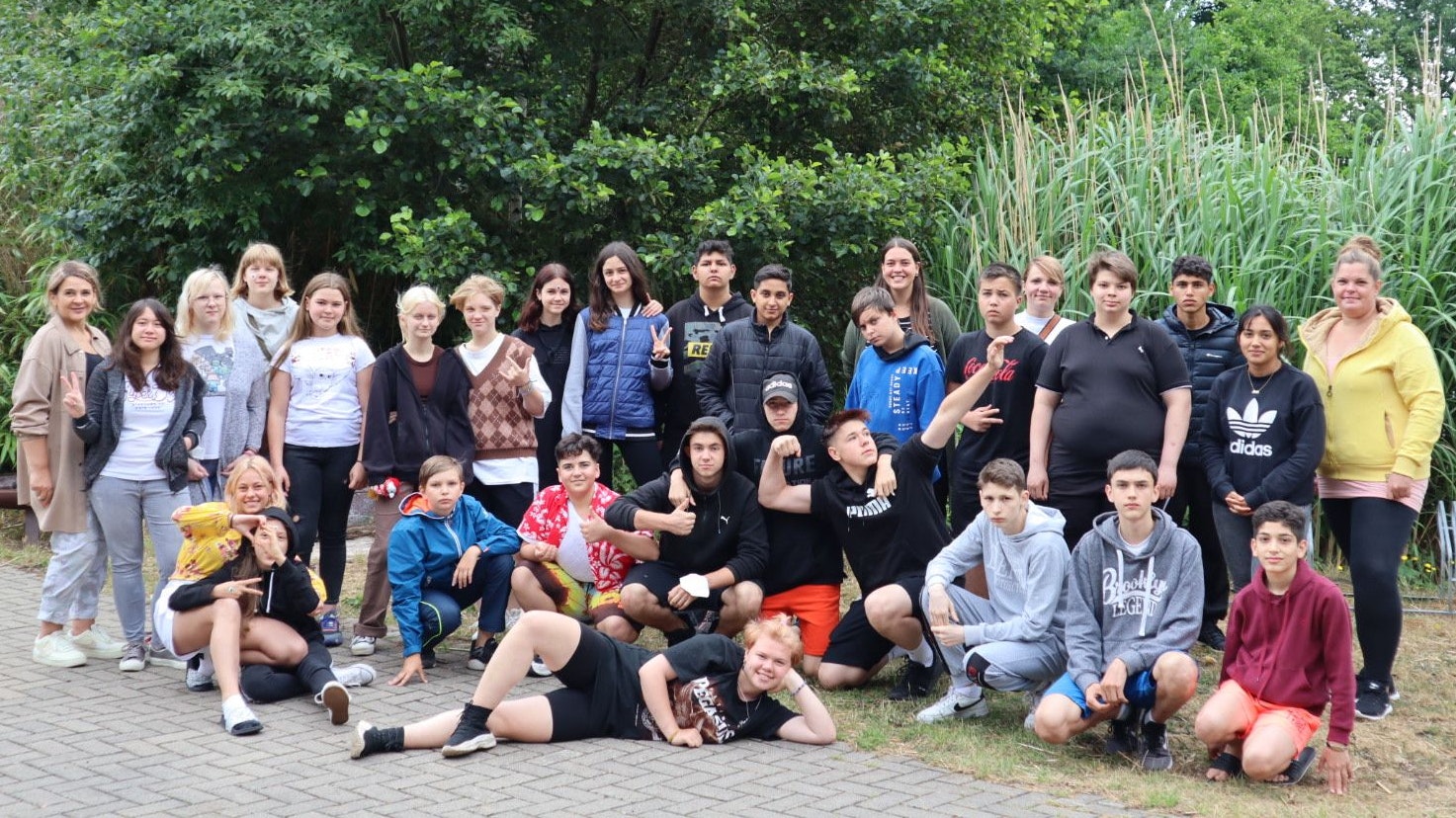 Hatten gemeinsam viel Spaß in der Hollager Mühle: 43 Jugendliche aus 10 Herkunftsländern nahmen am Sprachfördercamp teil. Foto: Nies