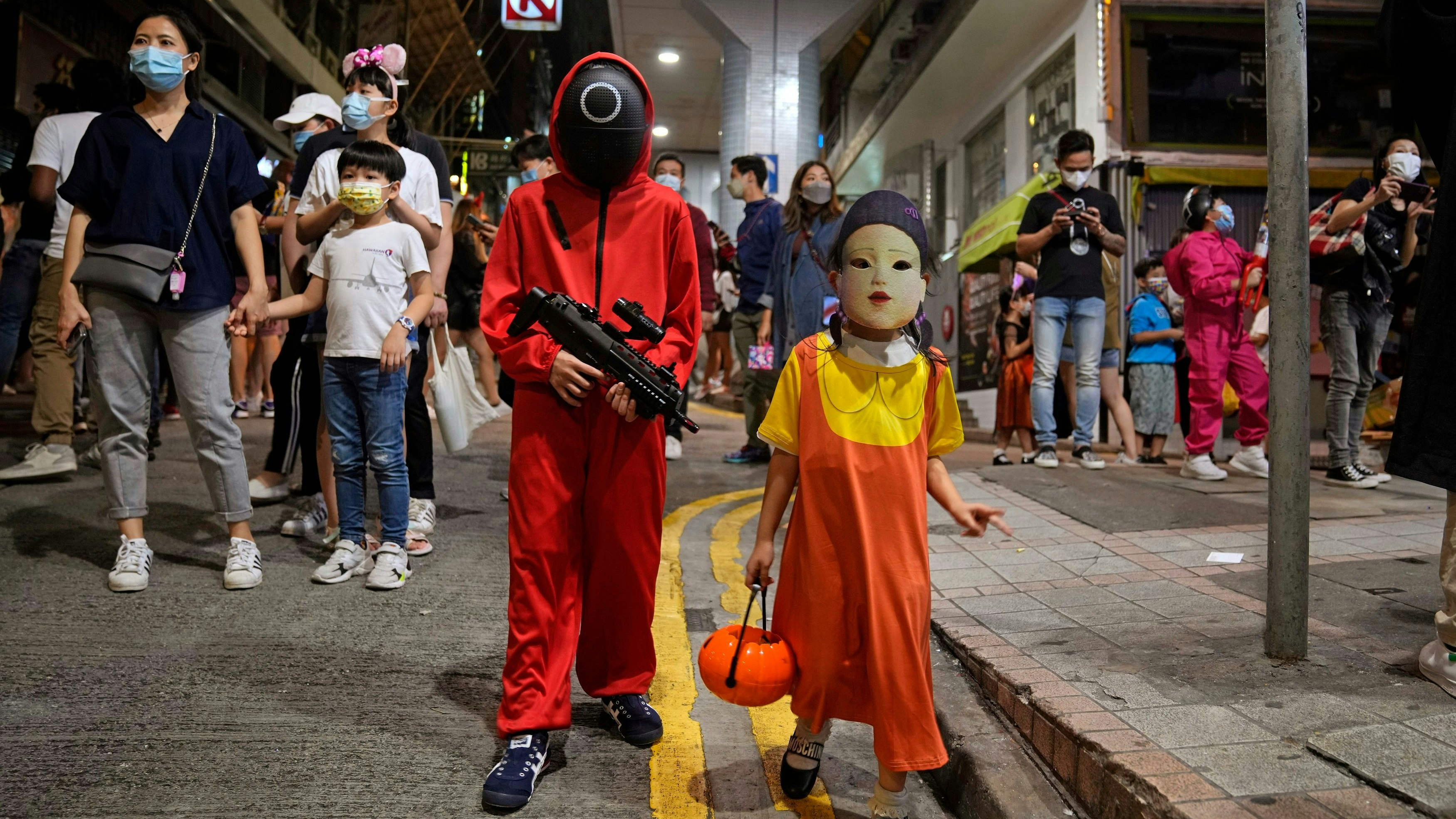 Ein Hype weltweit: Die Netflix-Serie Squid Game hat eine riesige Fangemeinde. Nicht nur in Asien stellen Anhänger die Szenen nach oder verkleiden sich wie die Figuren. Foto: dpa/AP