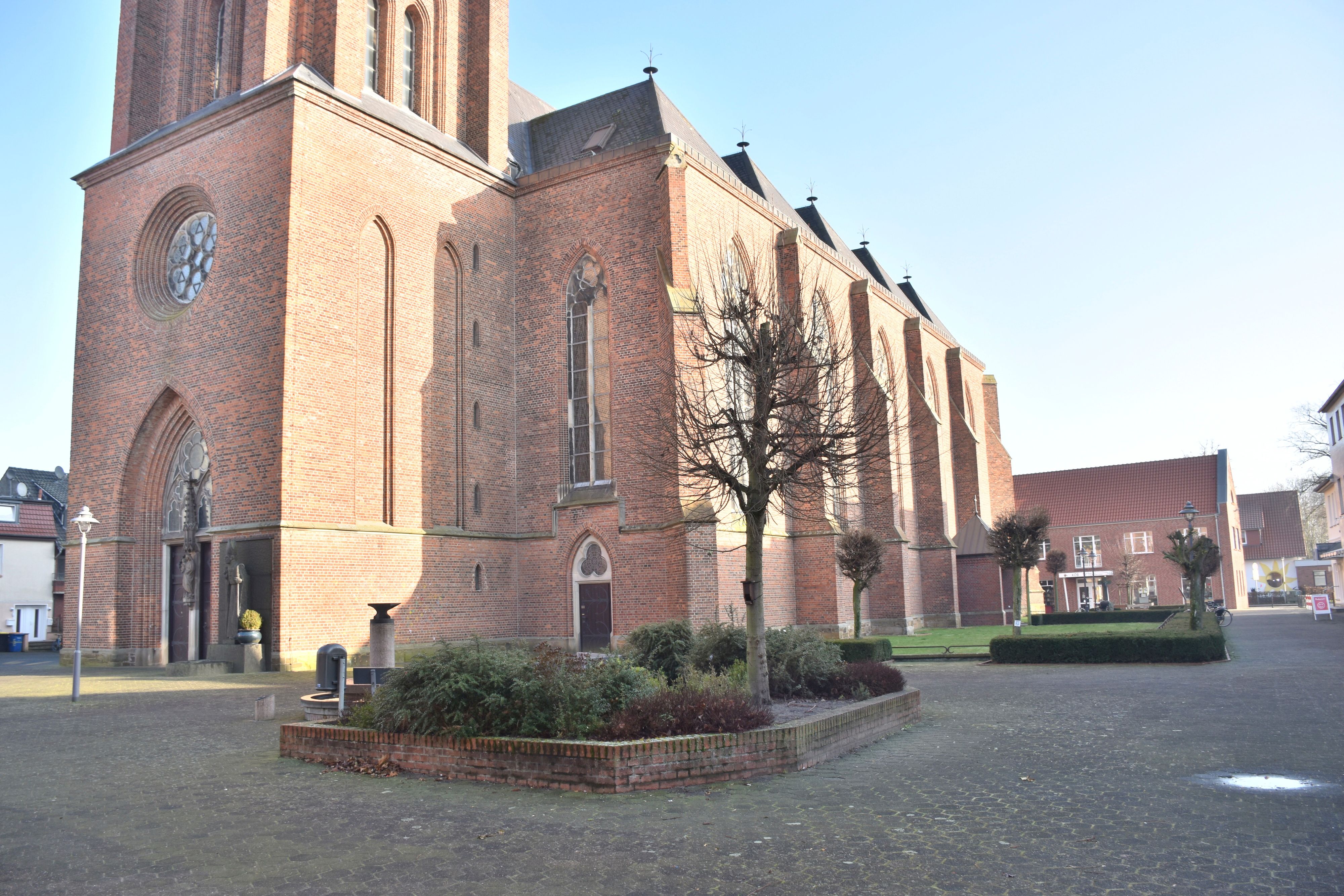 St. Catharina im Fokus: Die Dinklager Kirchengemeinde hofft auf einen neuen Pfarrer. Foto: Böckmann