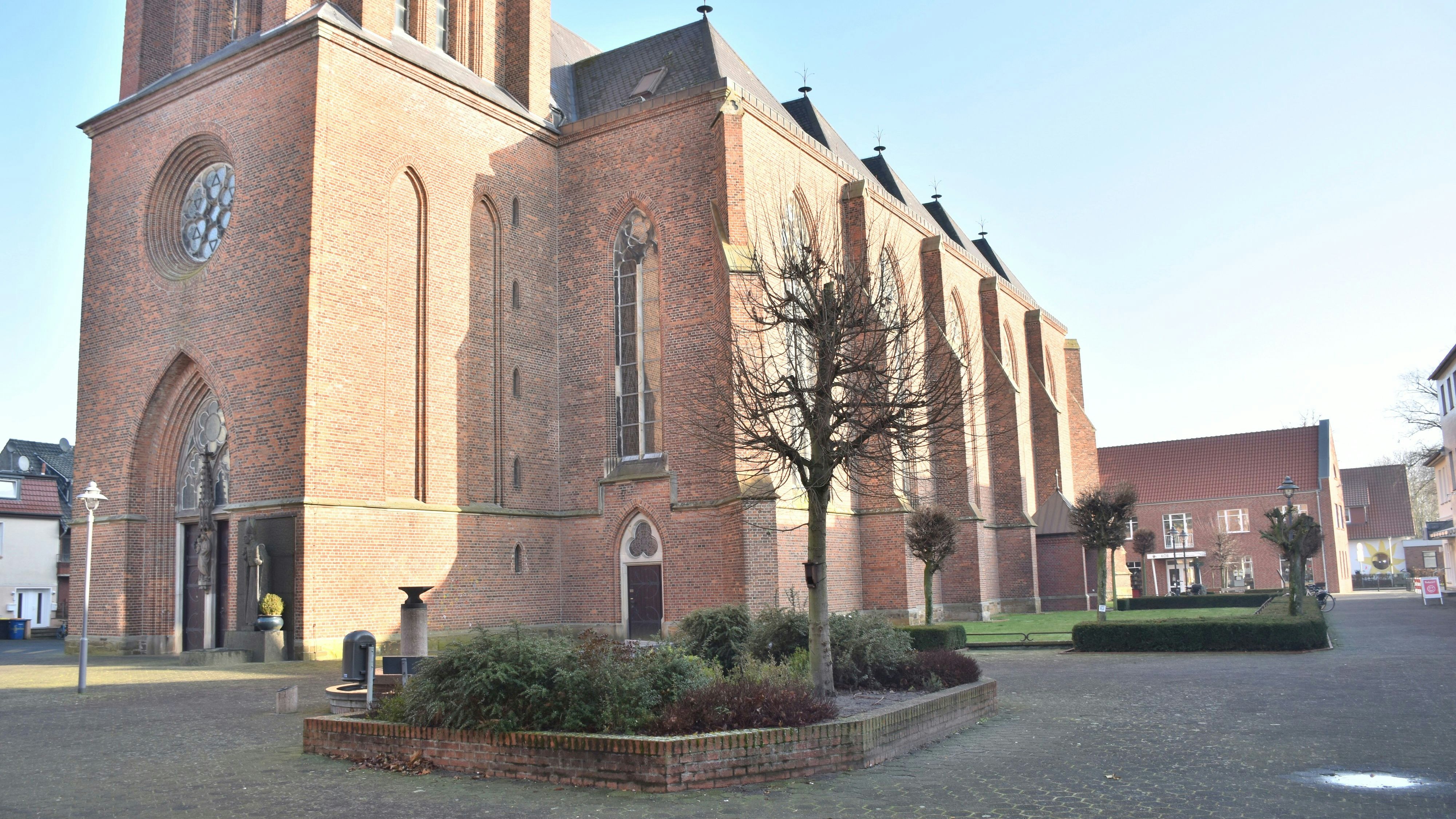 Soll hübscher werden: der Vorplatz der Dinklager St.-Catharina-Kirche. Foto: Böckmann