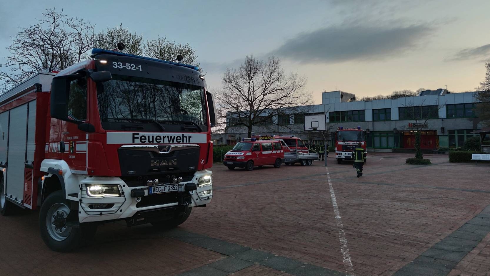 Insgesamt sind 77 Einsatzkräfte und 16 Fahrzeuge bei der diesjährigen Stadtübung der 3 Dammer Feuerwehren dabei gewesen. Foto: Röttgers