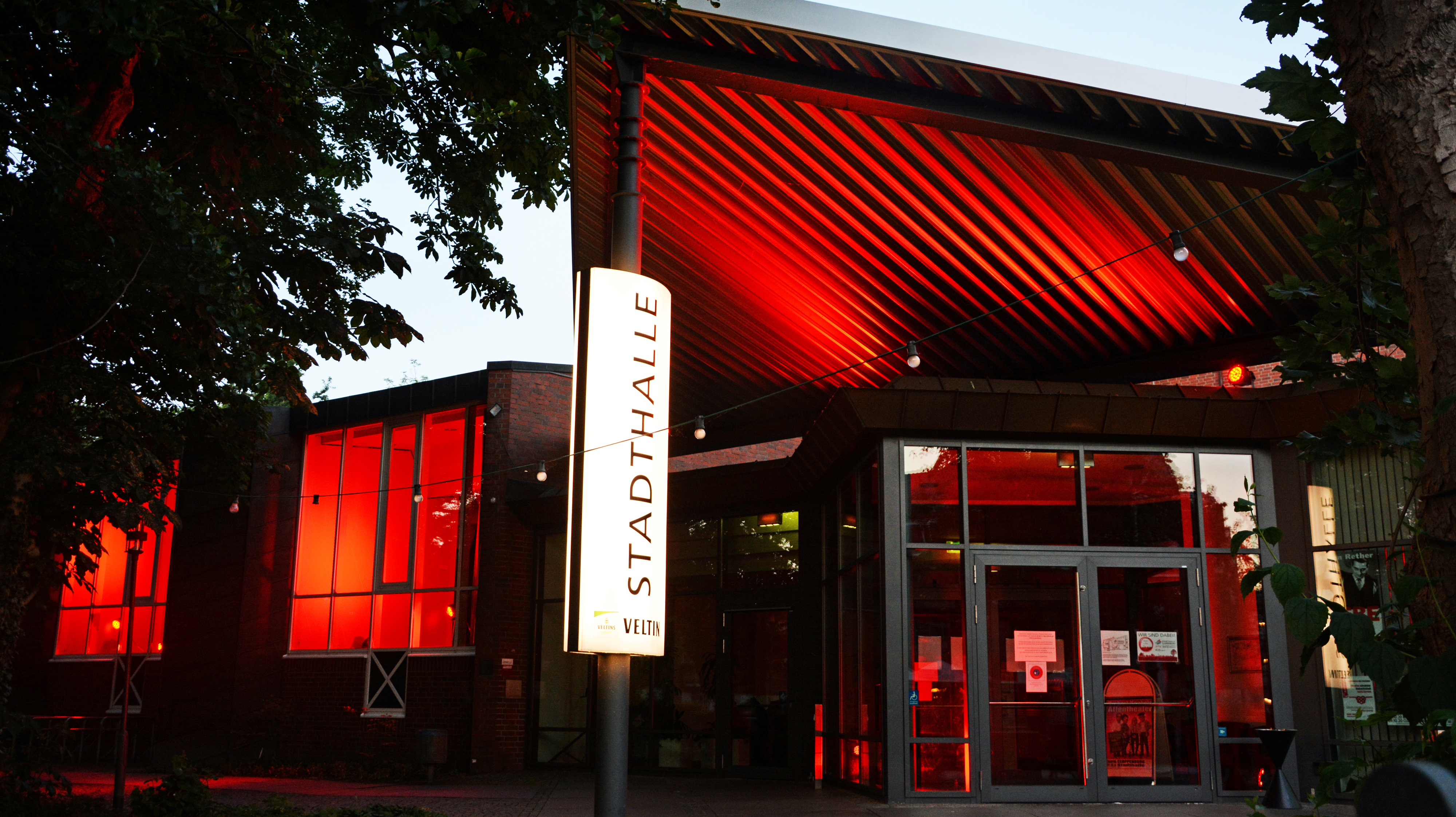 Rot illuminiert: Die Stadthalle Cloppenburg hat sich an der bundesweiten Aktion „Night of Light“ beteiligt. Foto: Hermes