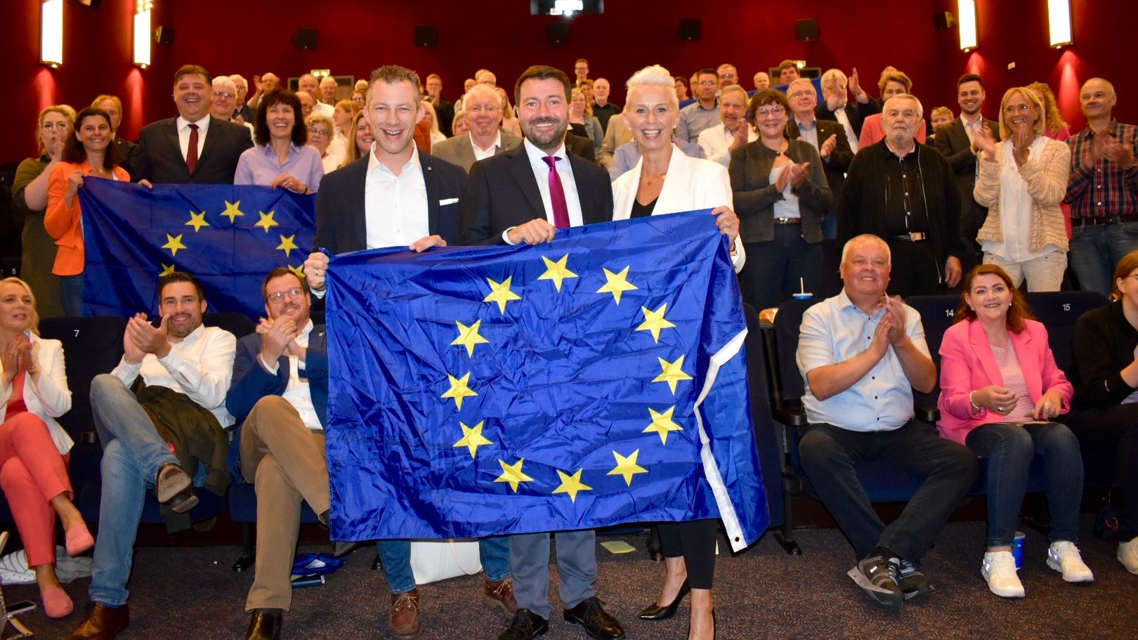 Auf nach Europa: Kandidat Jochen Steinkamp (Mitte) mit Silvia Breher und André Hüttemeyer. Foto: Hasenkamp