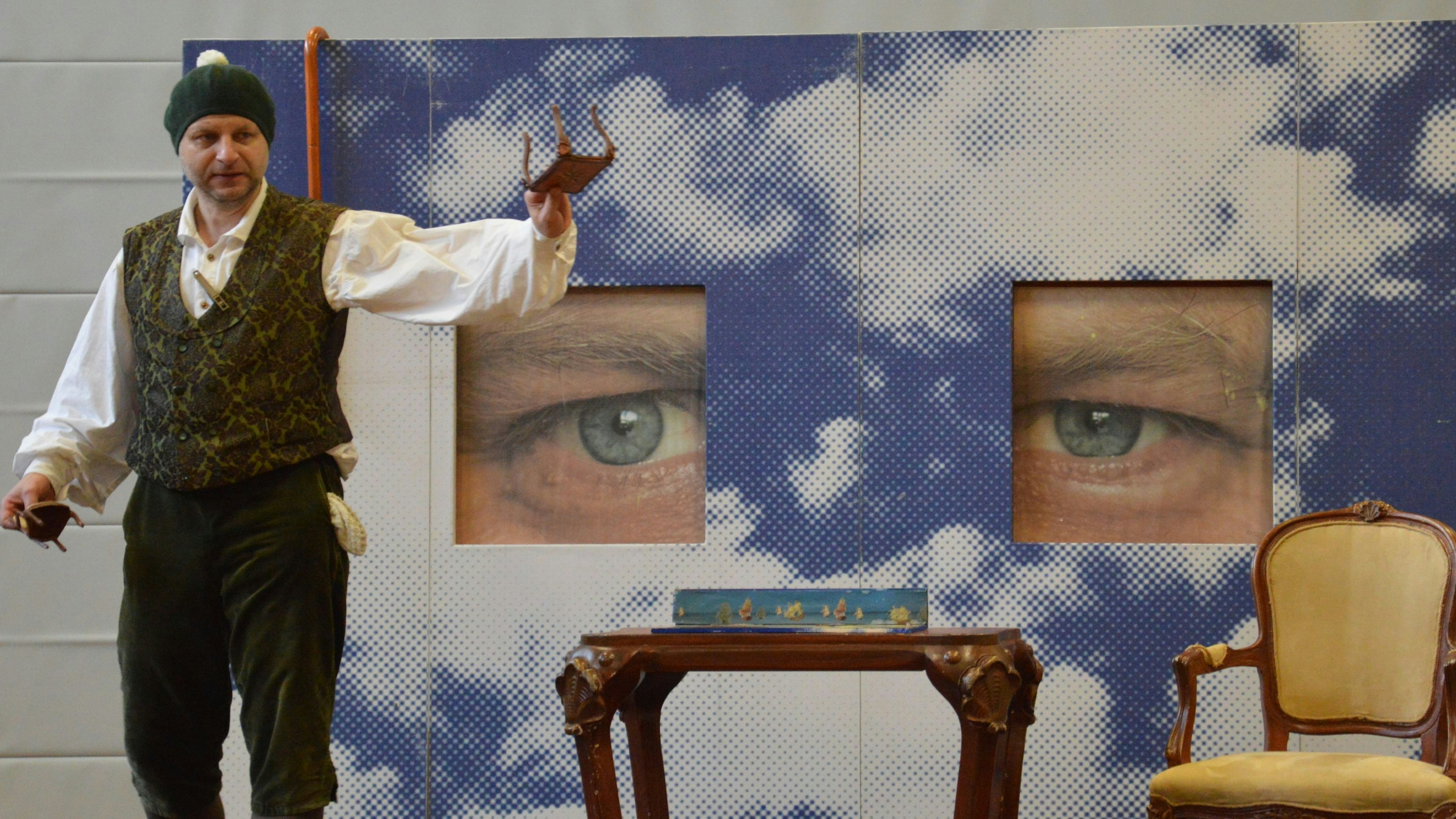 Die Illusion ist perfekt: Mit dem passenden Bühnenbild wird Stephan Möller-Titel vom Menschen zum Liliputaner. Foto: Wienken
