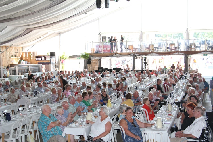 Viele Plätze blieben unbesetzt: Nur etwa 270 Besucher kamen zum Seniorennachmittag in Kühlings Niedersachsenhalle. Foto: Speckmann