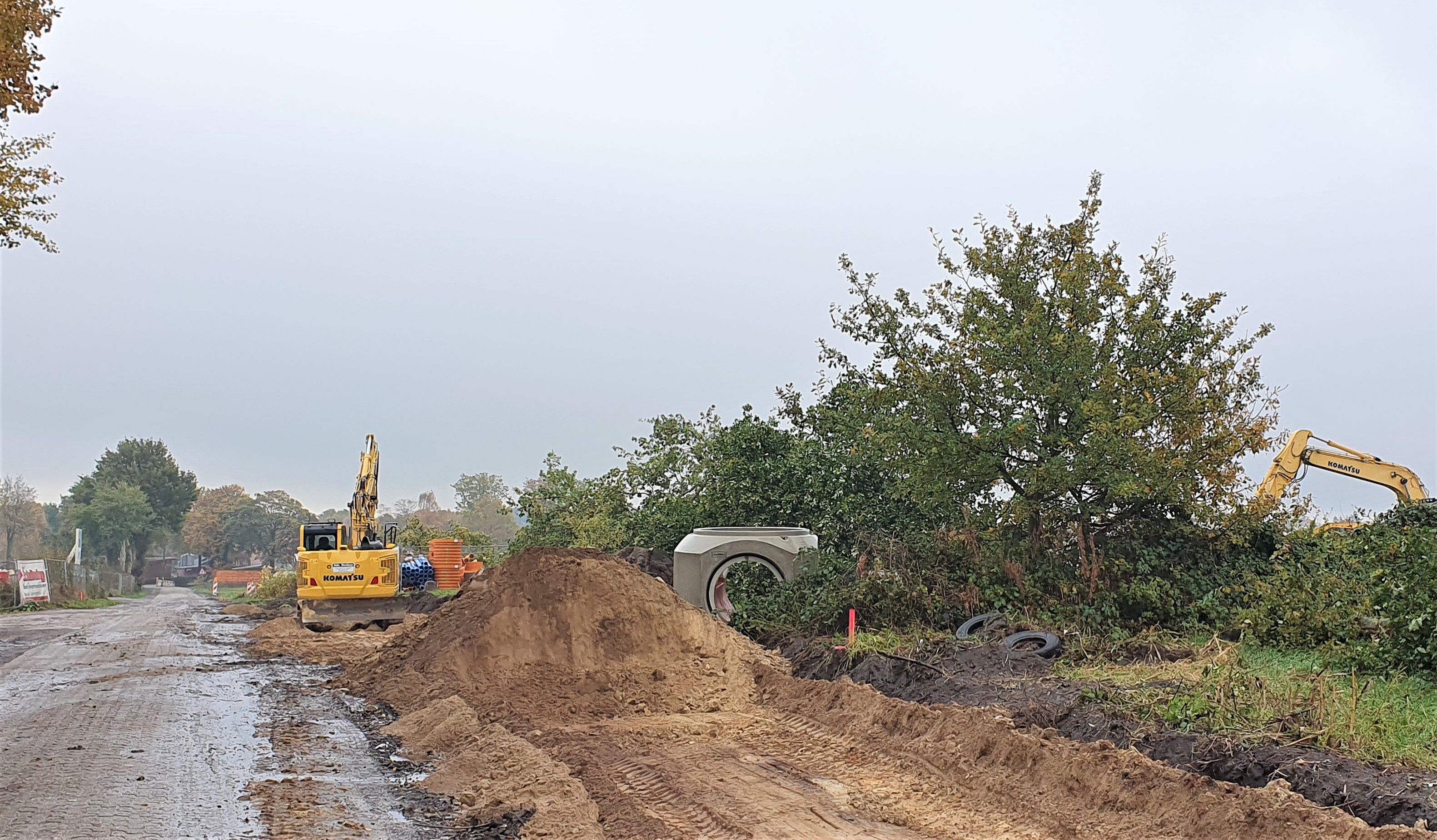 Aktuell werden bei der Straße "Neuland" Schmutz- und Regenwasserkanäle installiert. Mit einer Fertigstellung wird bis Anfang August nächsten Jahres gerechnet. Foto: Pille