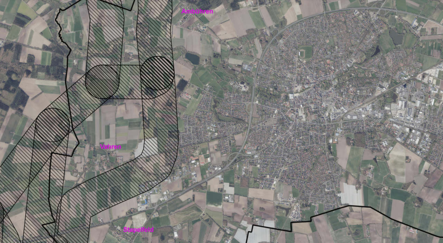 Die schraffierten Flächen markieren die möglichen Trassenverläufe. Die schwarzen Streifen unten rechts und am linken Bildrand stellen die Stadtgrenze dar. Foto: Stadt Cloppenburg