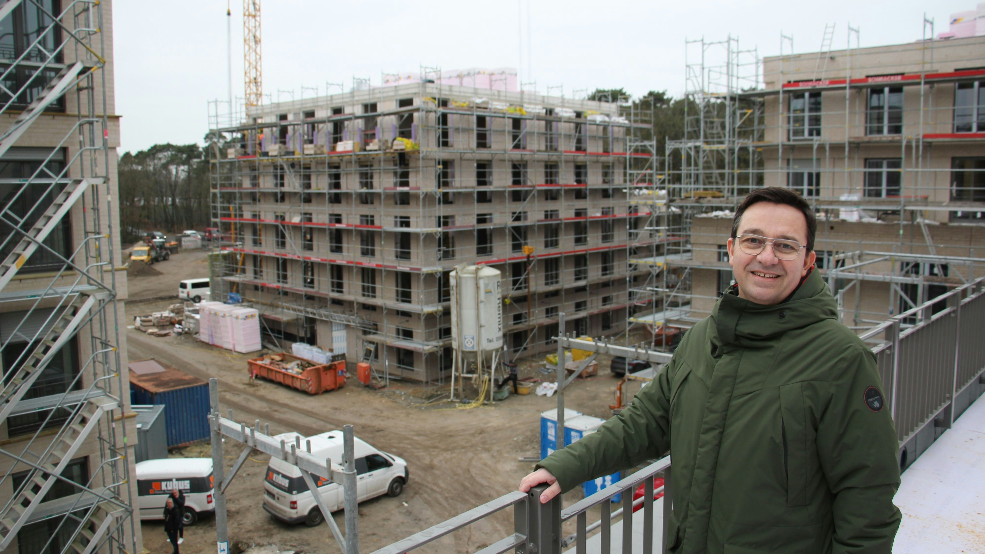 Zufriedener Blick auf die Baustelle: Investor Wolfgang Grieshop rechnet mit einer Fertigstellung der Studentenwohnanlage im Herbst dieses Jahres. Foto: Speckmann