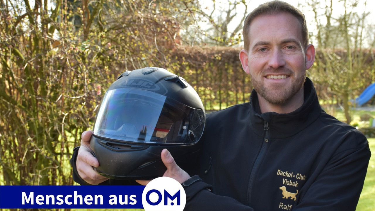 Zwei seiner großen Hobbys: Ralf Stukenborg aus Visbek ist Mitglied im legendären Dackel-Club Visbek und fährt leidenschaftlich gerne Motorrad. Foto: Wehring