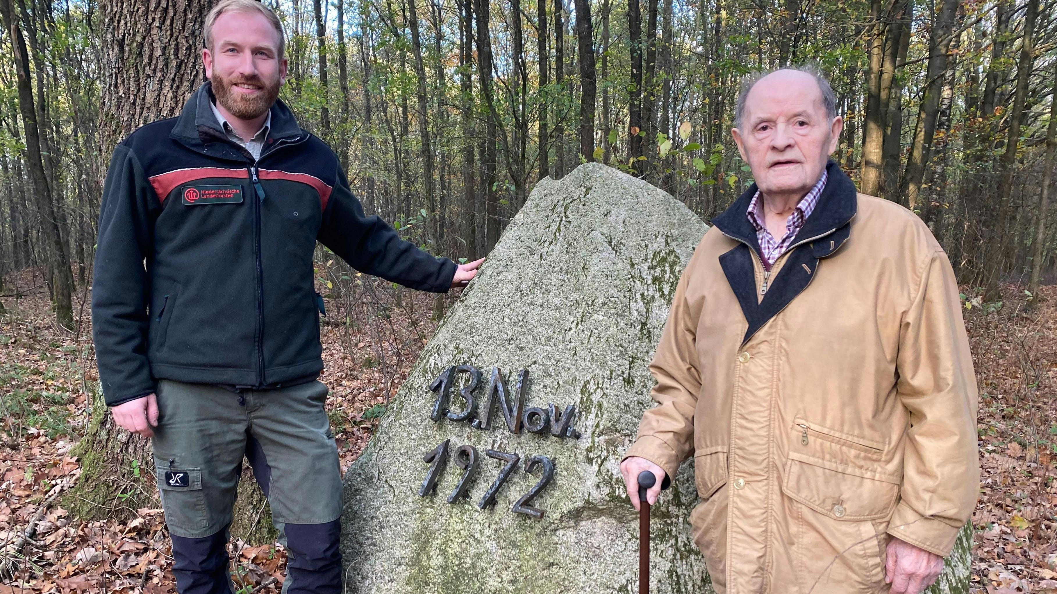 Am Gedenkstein im Augustendorfer Wald: Revierförster Holger Funke (links) und Zeitzeuge Paul Bregen. Foto: Wimberg