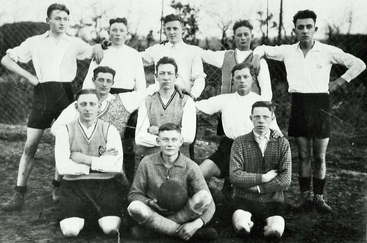 Das älteste existierende Foto: Die Mannschaft verfügte noch nicht über einheitliche Trikots und trug noch das DJK-Logo. Foto: Archiv Pille