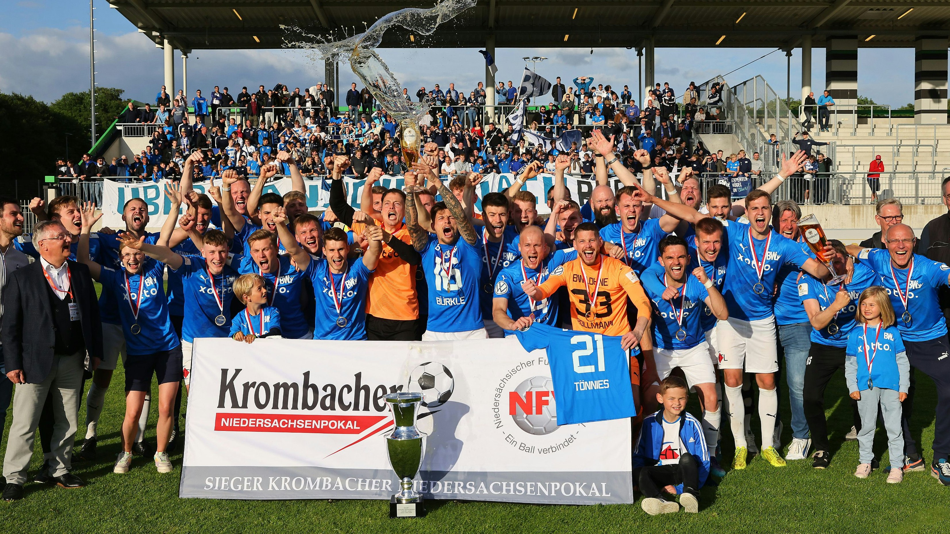 Lohne feiert: Das Team mit Pokal, im Hintergrund eine der beiden Tribünen mit begeisterten BWL-Fans. Foto: Stefan Zwing