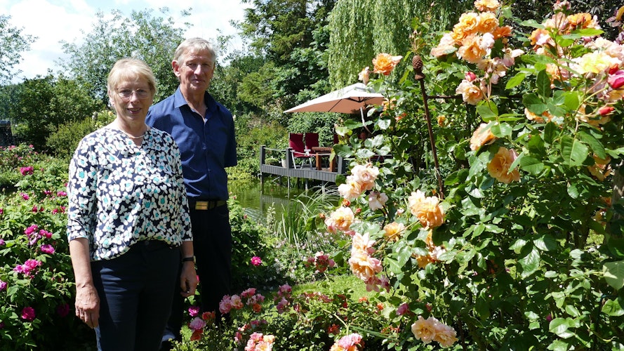 Lieblingsplatz: Die Teichterrasse im Garten der Vielfalt von Maria und Johannes Reiners ist durch große Rosenstöcke abgeschirmt. Foto: Stix