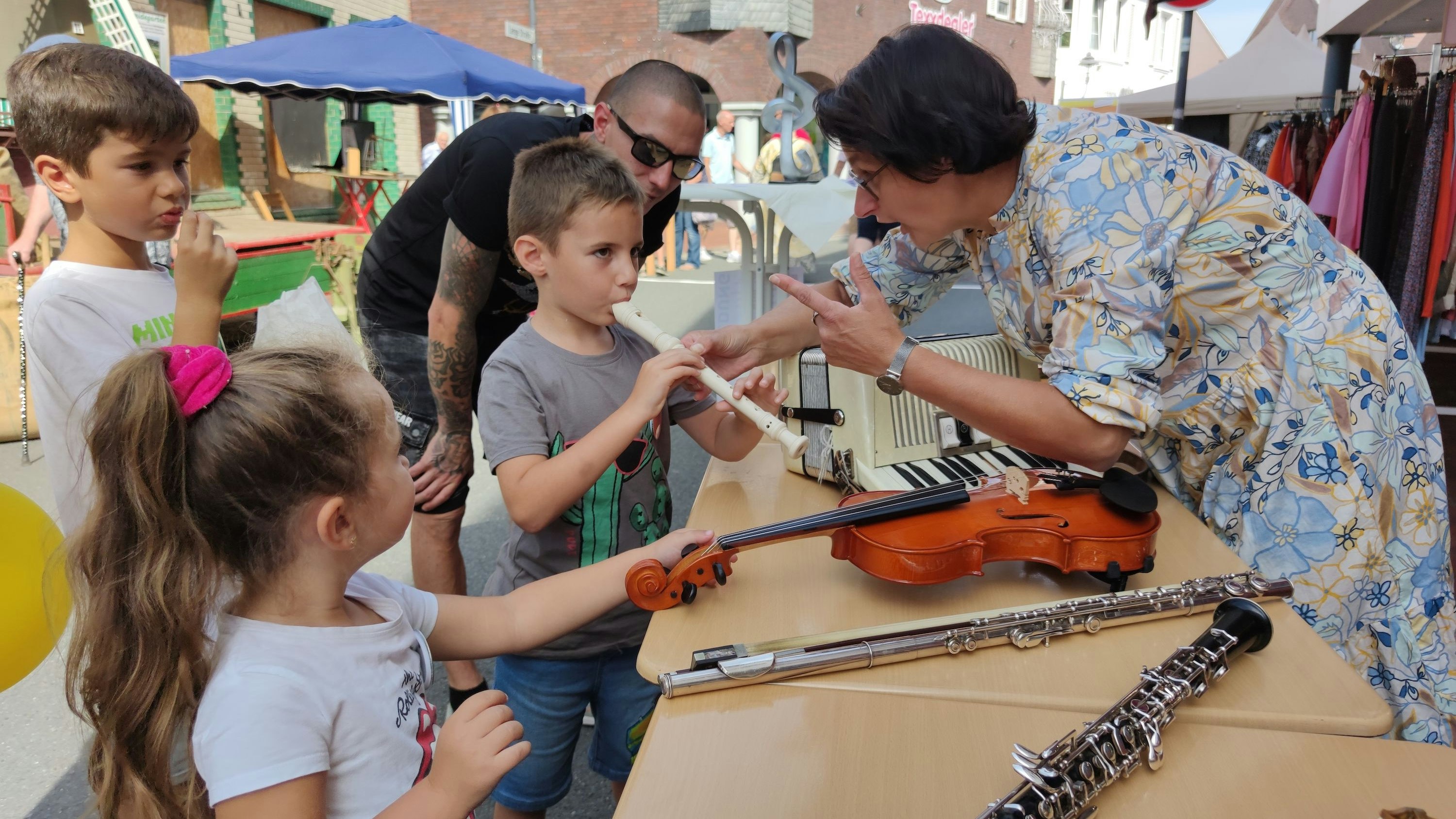 Mitmachen ausdrücklich erwünscht: Bei der Musikschule Romberg konnten Instrumente ausprobiert werden. Foto: Röttgers