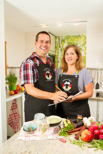 Die Profis machen es vor: Verena Scheidel und Manuel Wassmer aus Bühl haben ein Kochbuch mit deutschen Tapas veröffentlicht. Fotos: Verlag cook &amp; shoot