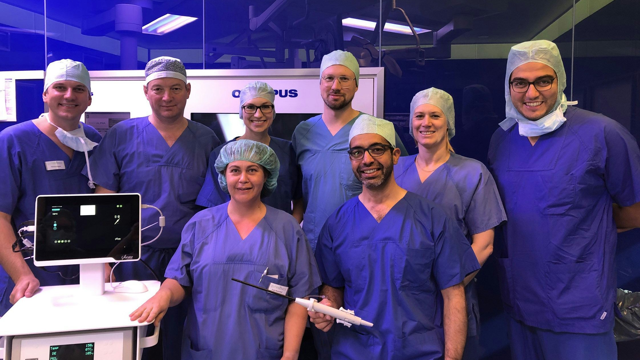 Das Team der Gynäkologie am Dammer Krankenhaus um Chefarzt Dr. Bernd Holthaus (Zweiter von links) freut sich, mit hochmoderner Technik Tumore in der Gebärmutter ohne OP entfernen zu können. Foto: Krankenhaus Damme