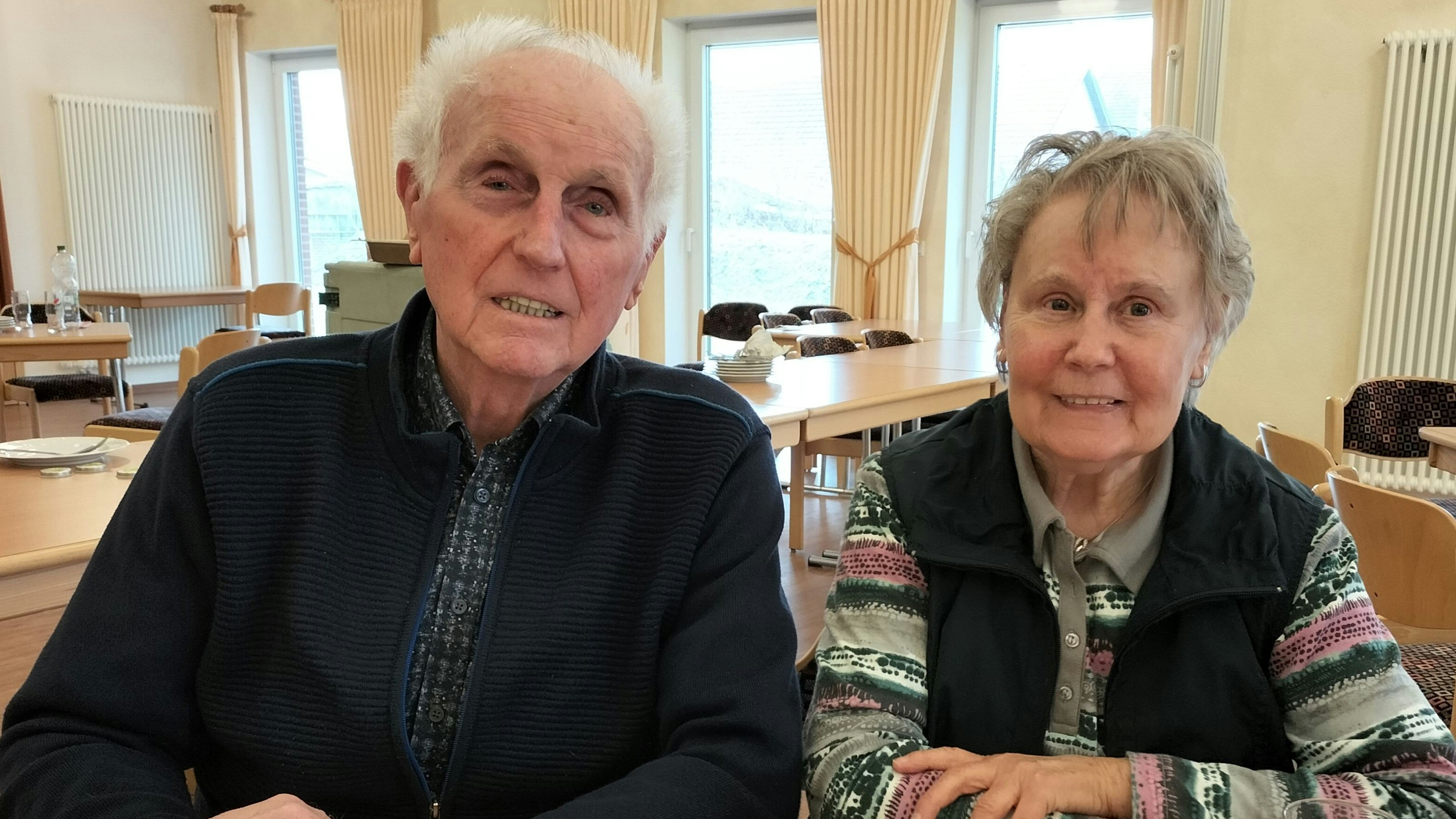 Ließen es sich schmecken: Das Ehepaar Theo und Lissy Deeken beim ersten Senioren-Mittagstisch im Pfarrheim St. Georg. Foto: Strohschnieder